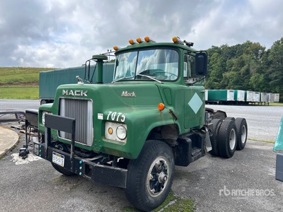 1967 Mack DM607 تراكتور شاحنة نهارية (ثنائية المحور)