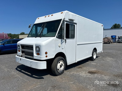 2002 Freightliner MT45 4x2 Van Truck