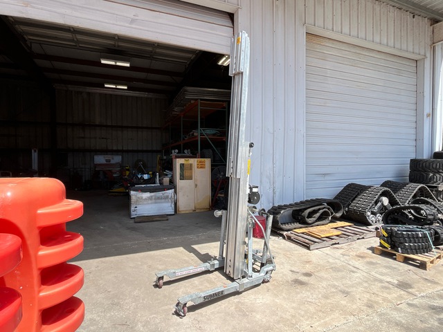 Sumner 2615 Material Hoist (Inoperable) Sumner 2615 Material Hoist (Inoperable)