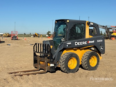 2013 John Deere 320D Chargeuse à direction à glissement