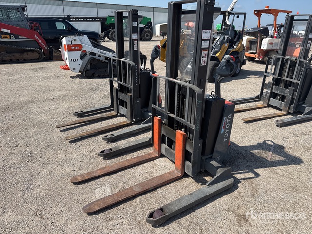 2021 Toyota 8BWS13 2500 lb Electric Stacker