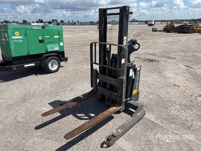 2021 Toyota 8BWS13 2500 lb Apilador Eléctrico