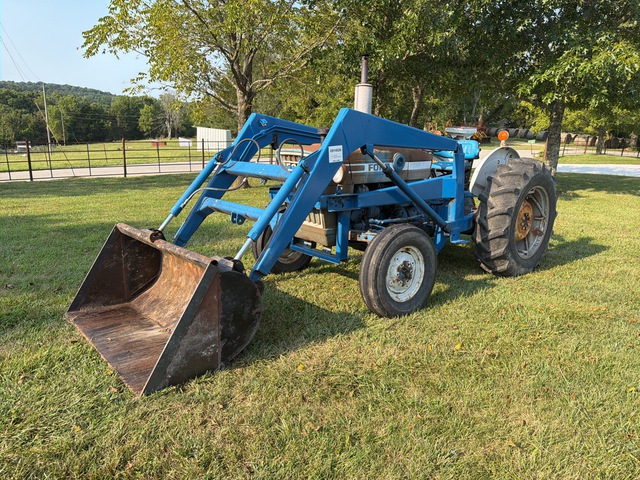 1976 Ford 2600 2WD Tractor 1976 Ford 2600 2WD Tractor