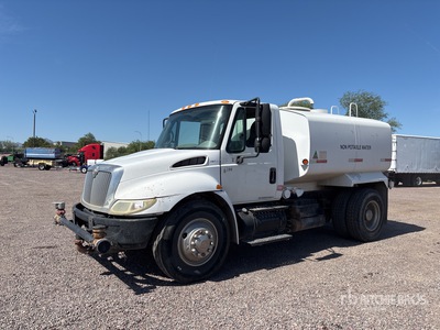 2003 International 4300 2000 gal 4x2 Camion à eau