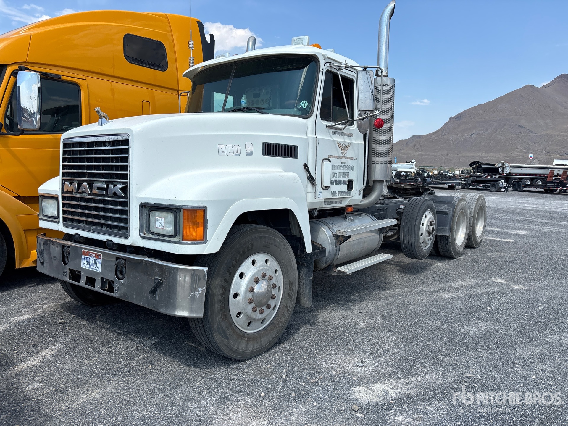 2000 Mack CH600 T/A Day Cab Truck Tractor (Inoperable)