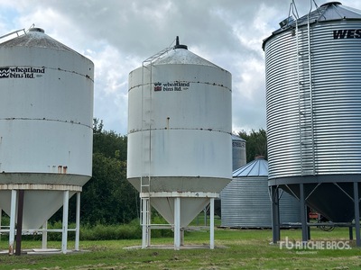 +/- 1300 bu Smooth Wall Hopper Grain Bin