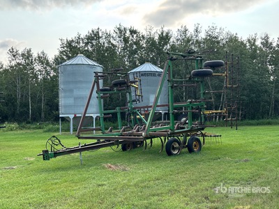 John Deere 1610 31 ft Cultivator