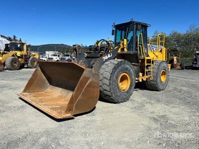 2005 John Deere 744J Wheel Loader