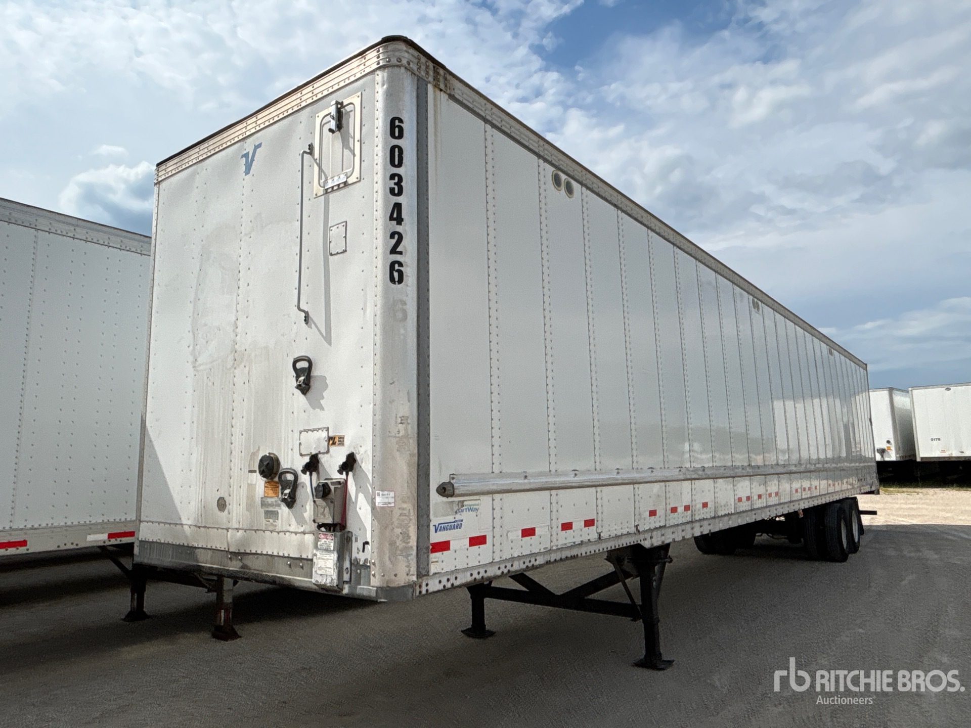 2016 Vanguard 53 ft x 102 in T/A Van Trailer