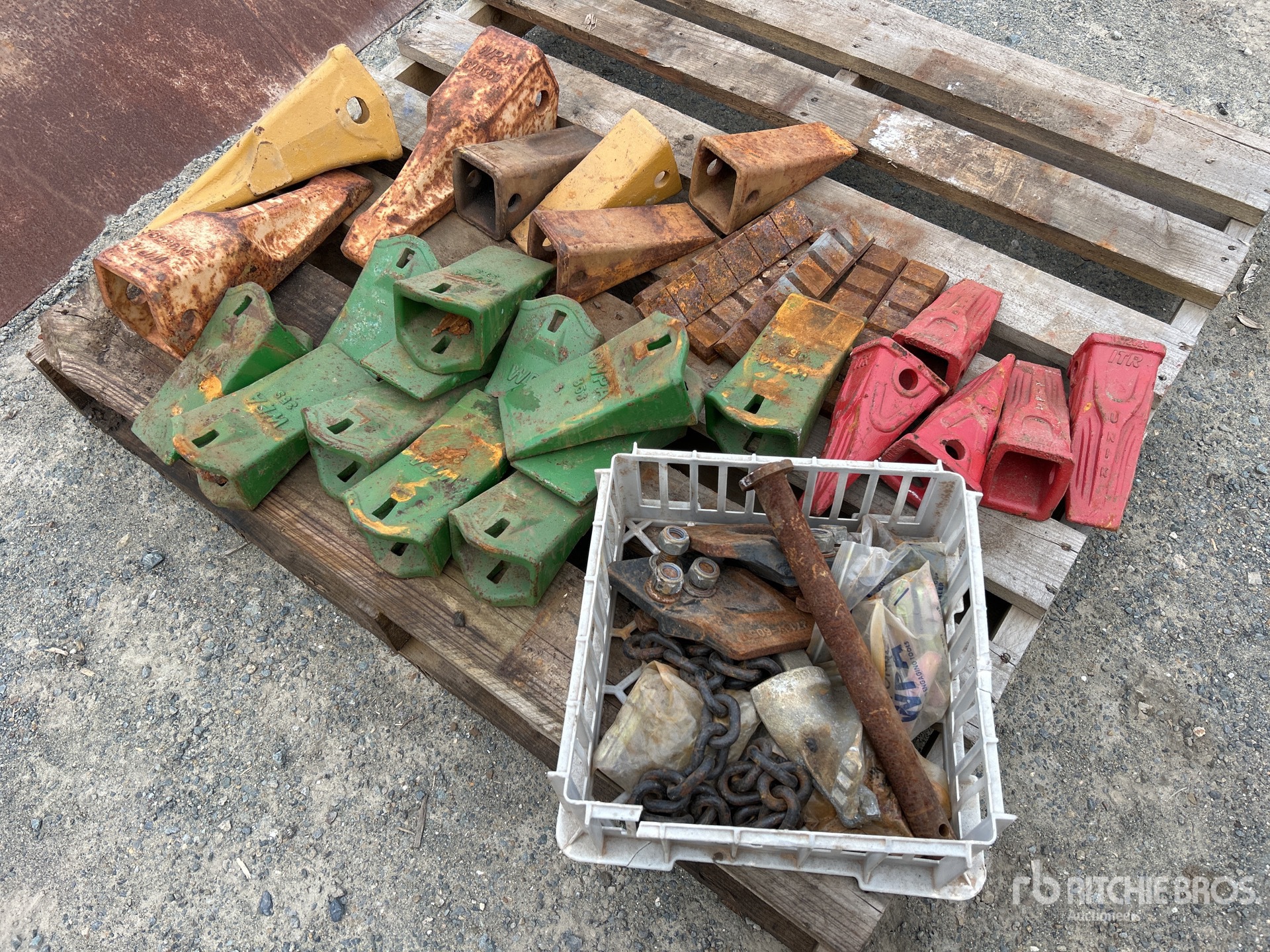 Quantity of Excavator Bucket Teeth