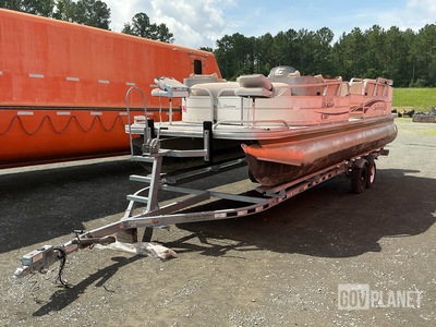 Sun Tracker Signature Series Pontoon Boat w/2019 Venture Trailers Boat Trailer