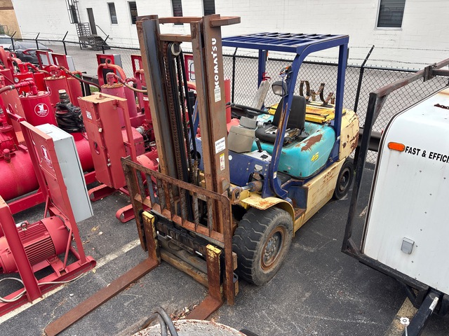 2000 Komatsu FG45T2-7 9220 lb Pneumatic Tire Forklift (Inoperable)