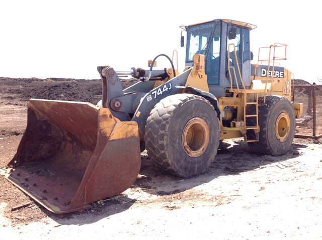 2005 John Deere 744J Wheel Loader