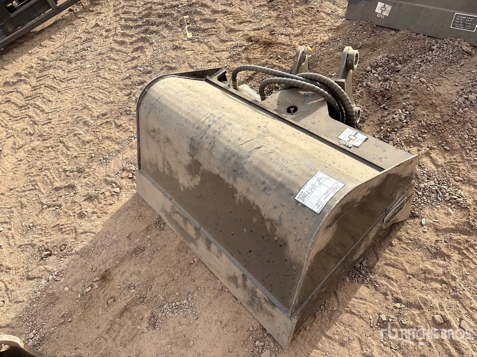 GIYI T12 34 in Tilting Excavator Bucket (Unused)
