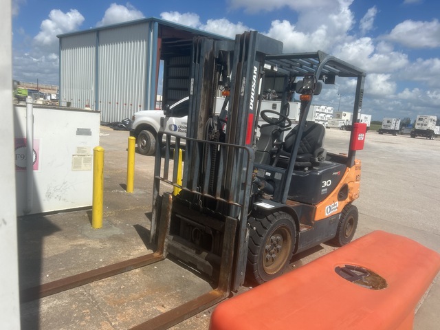 Doosan D30S-5 5500 lb Pneumatic Tire Forklift