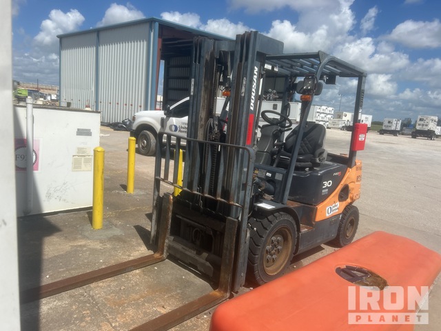 Doosan D30S-5 5500 lb Pneumatic Tire Forklift