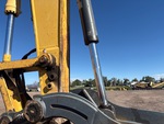 Hydraulics with Thumb Cylinder