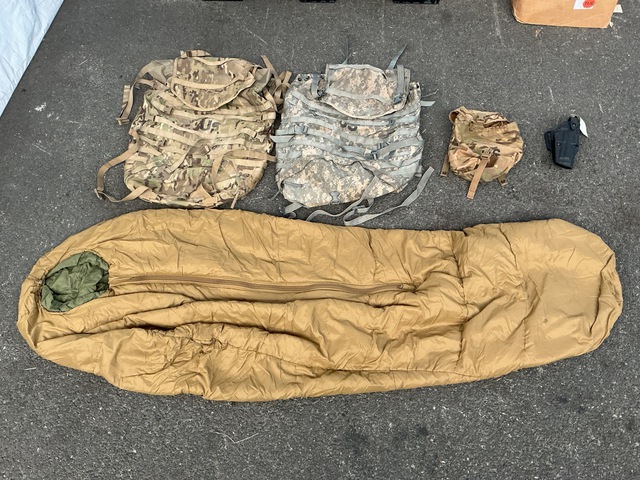 (26) Pistol Holsters, (14) Individual Bags, (4) Rucksacks & Assorted Items (26) Pistol Holsters, (14) Individual Bags, (4) Rucksacks & Assorted Items
