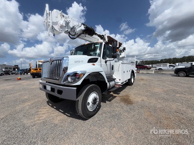 Altec on 2013 International 7300 4x4 Camion pelle