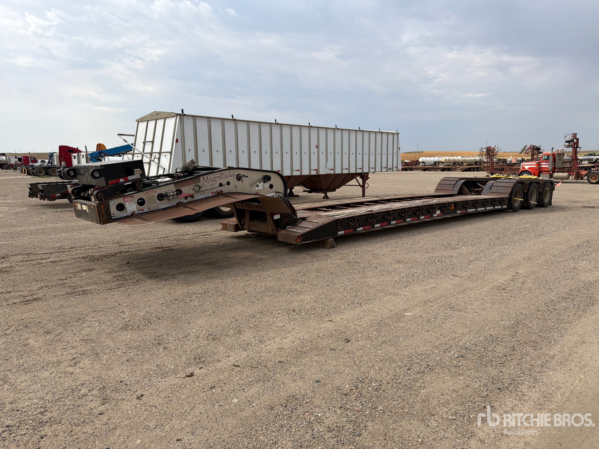 2014 Fontaine Magnitude 55T Tri/A Removable Gooseneck Lowboy Trailer