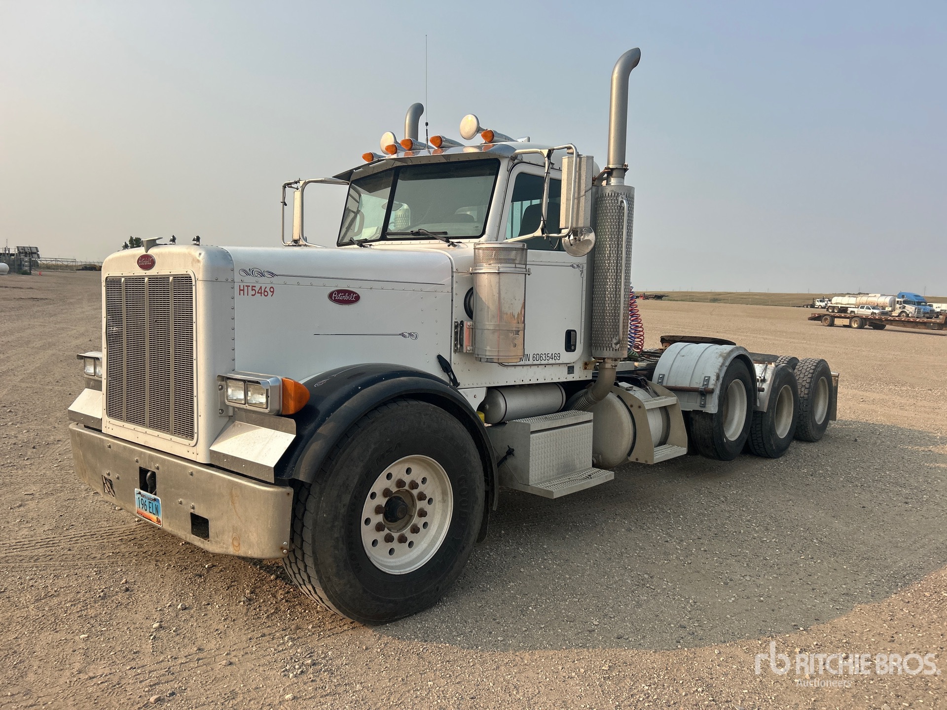 2006 Peterbilt 365 8x4 Tri/A Day Cab Truck Tractor