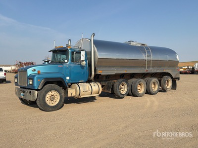 2005 Mack RD600 5600 gal 10x4 Tanker Truck