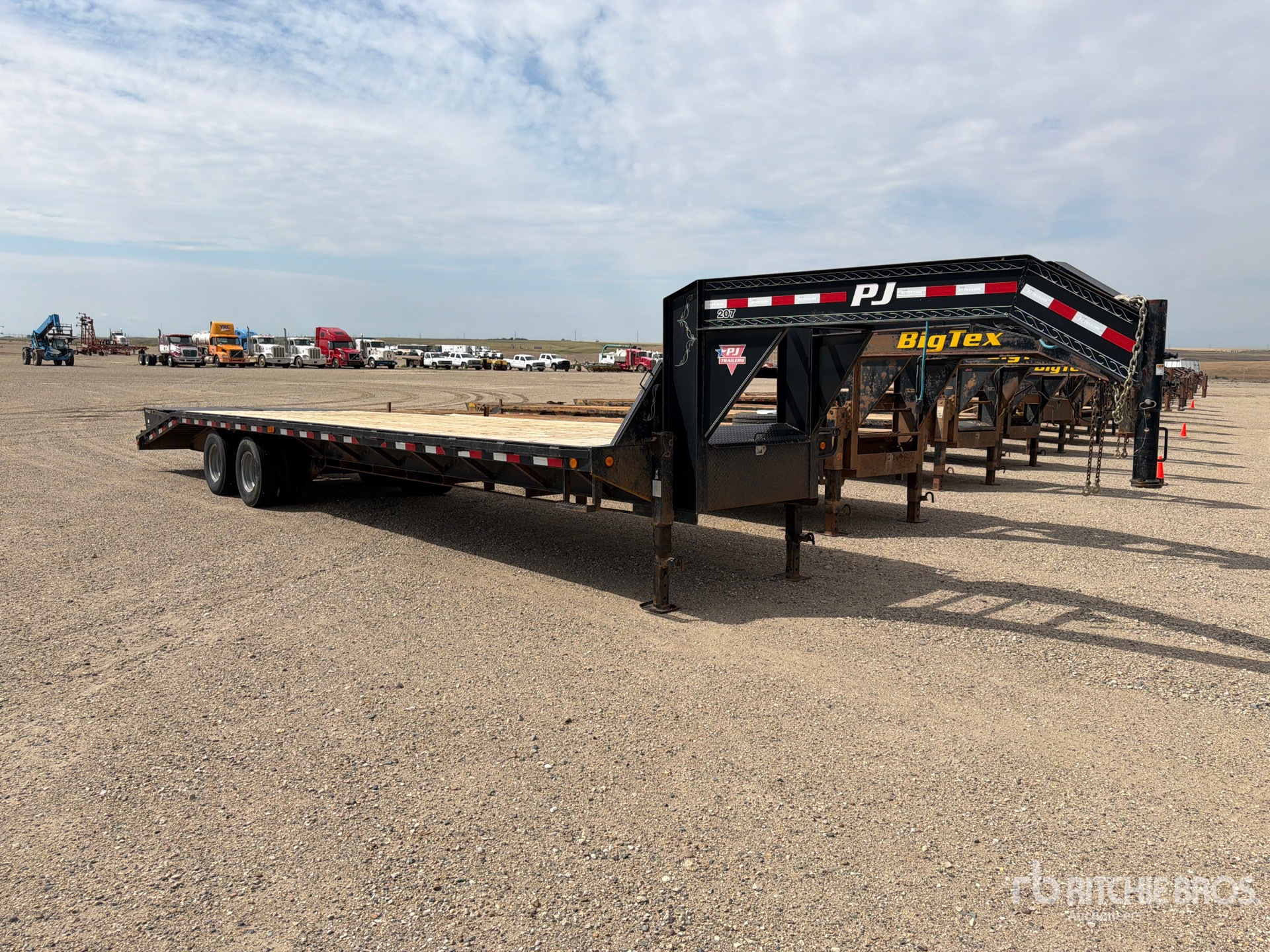 2019 PJ Trailers 32 ft T/A Gooseneck Equipment Trailer