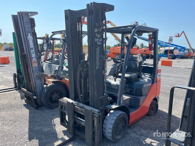Toyota 8FGCU30 4750 lb Pneumatic Tire Forklift
