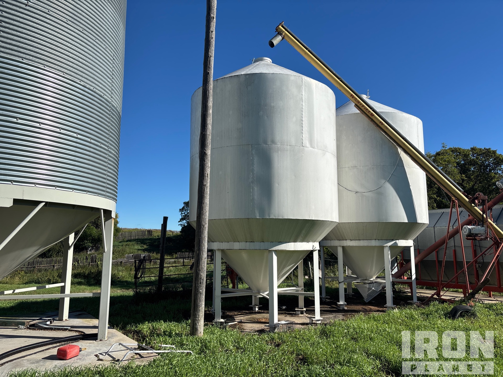Friesen +/- 40 t 2 Ring Hopper Grain Bin