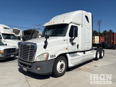 2013 Freightliner Cascadia 125SLP 6x4 تراكتور شاحنة كابينة النوم (ثنائية المحور)