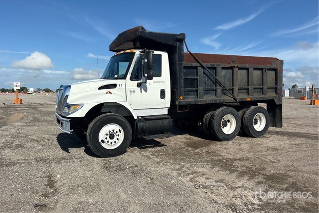 2002 International 7400 6x4 T/A Dump Truck