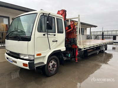 Ferrari F708A2 3000 kg Knuckle Boom on 1997 Nissan UD 4x2 شاحنة مسطحة مع رافعة