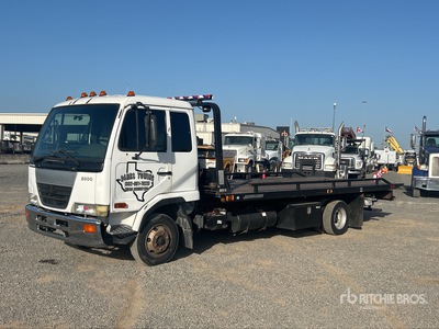 2008 Nissan UD2000 4x2 Portavheiculos