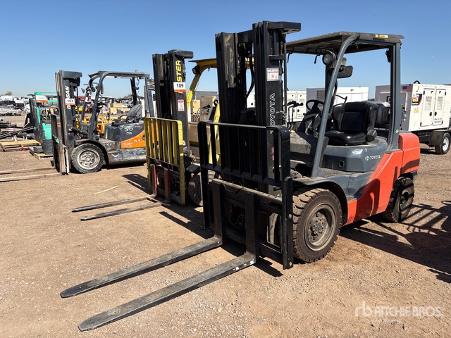 2013 Toyota 8FGU30 5850 lb Pneumatic Tire Forklift