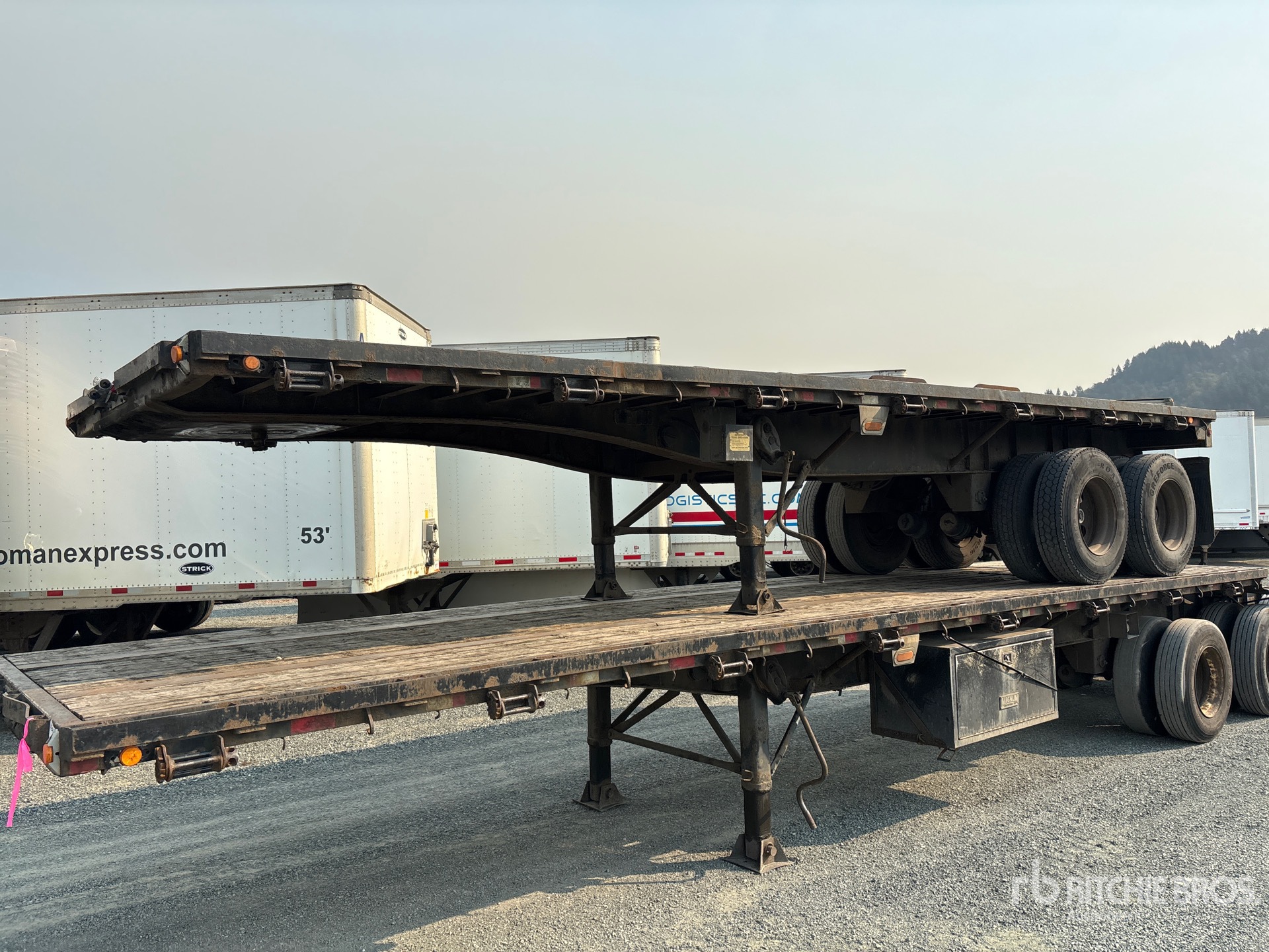 2006 Lode King 28 ft Super B-Train Pup Flatbed Trailer