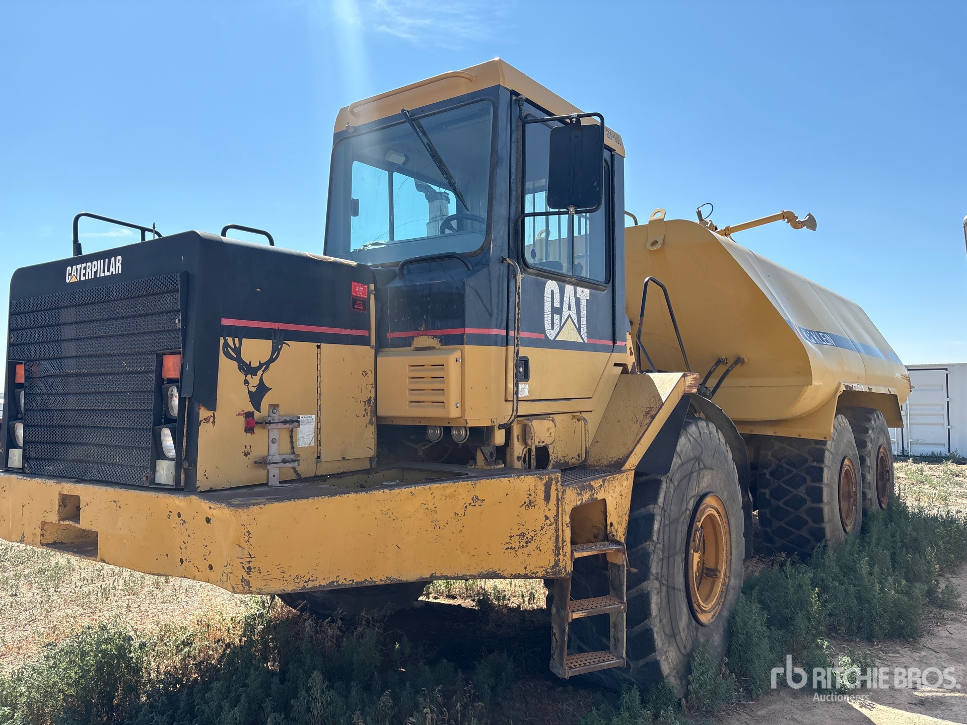 2001 Cat D400E 8000 gal 6x6 Articulated Water Truck