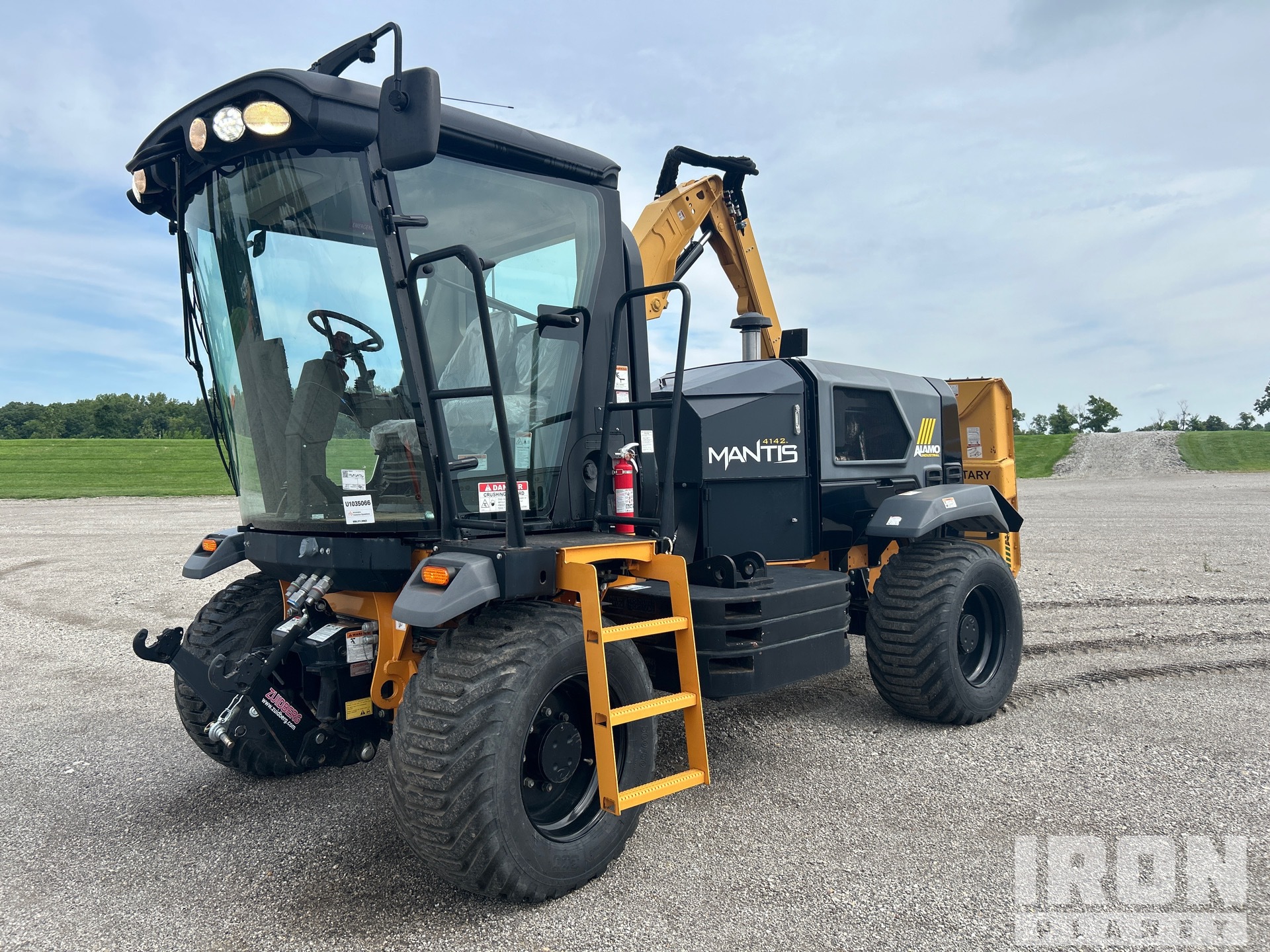 2021 Alamo Industrial Mantis 4142 Mower Tractor