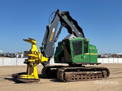 2015 John Deere 853M آلة تقطيع الأشجار بجنزير
