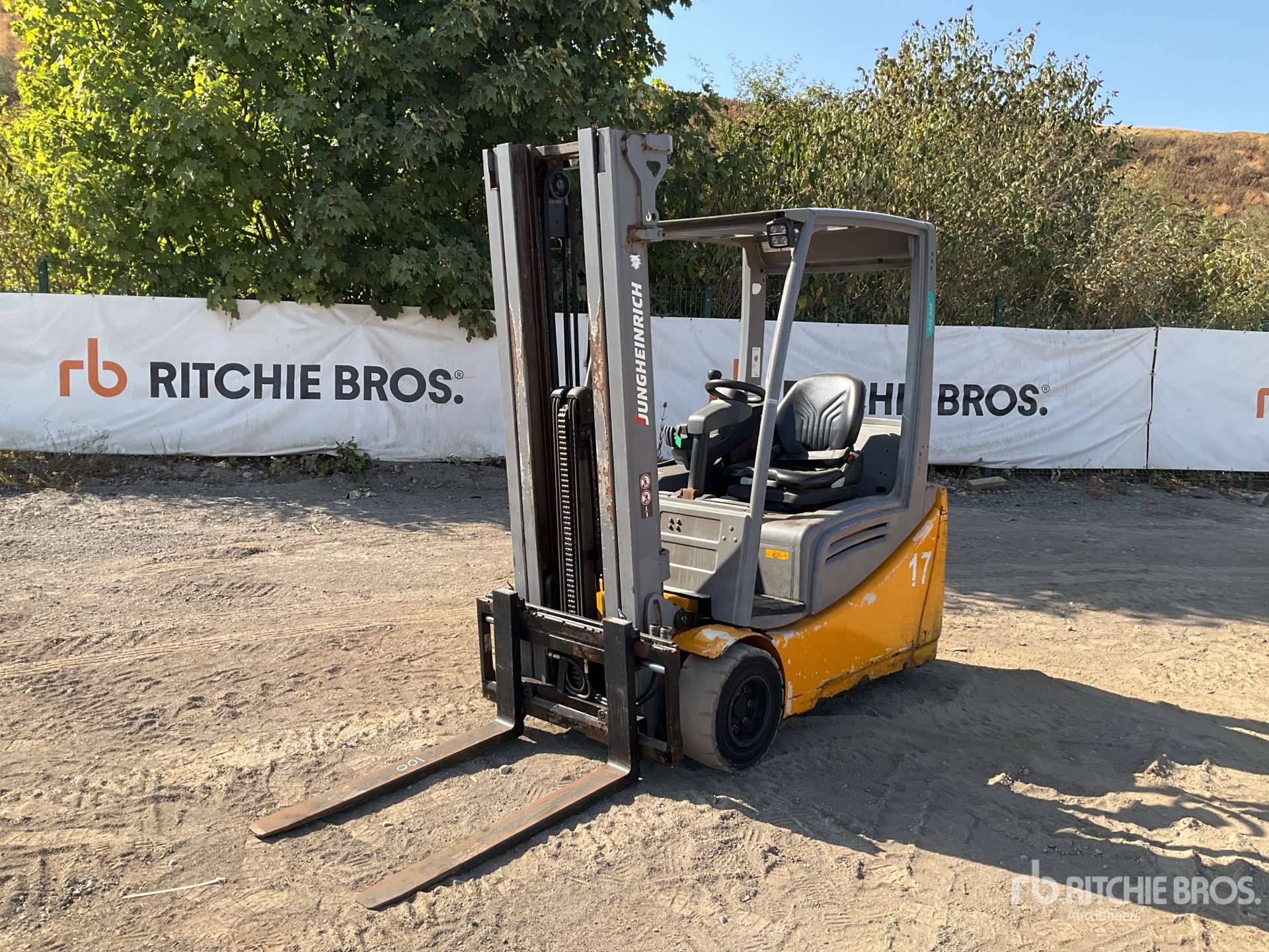 2016 Jungheinrich EFG220 2000 kg 3 Wheel Electric Forklift
