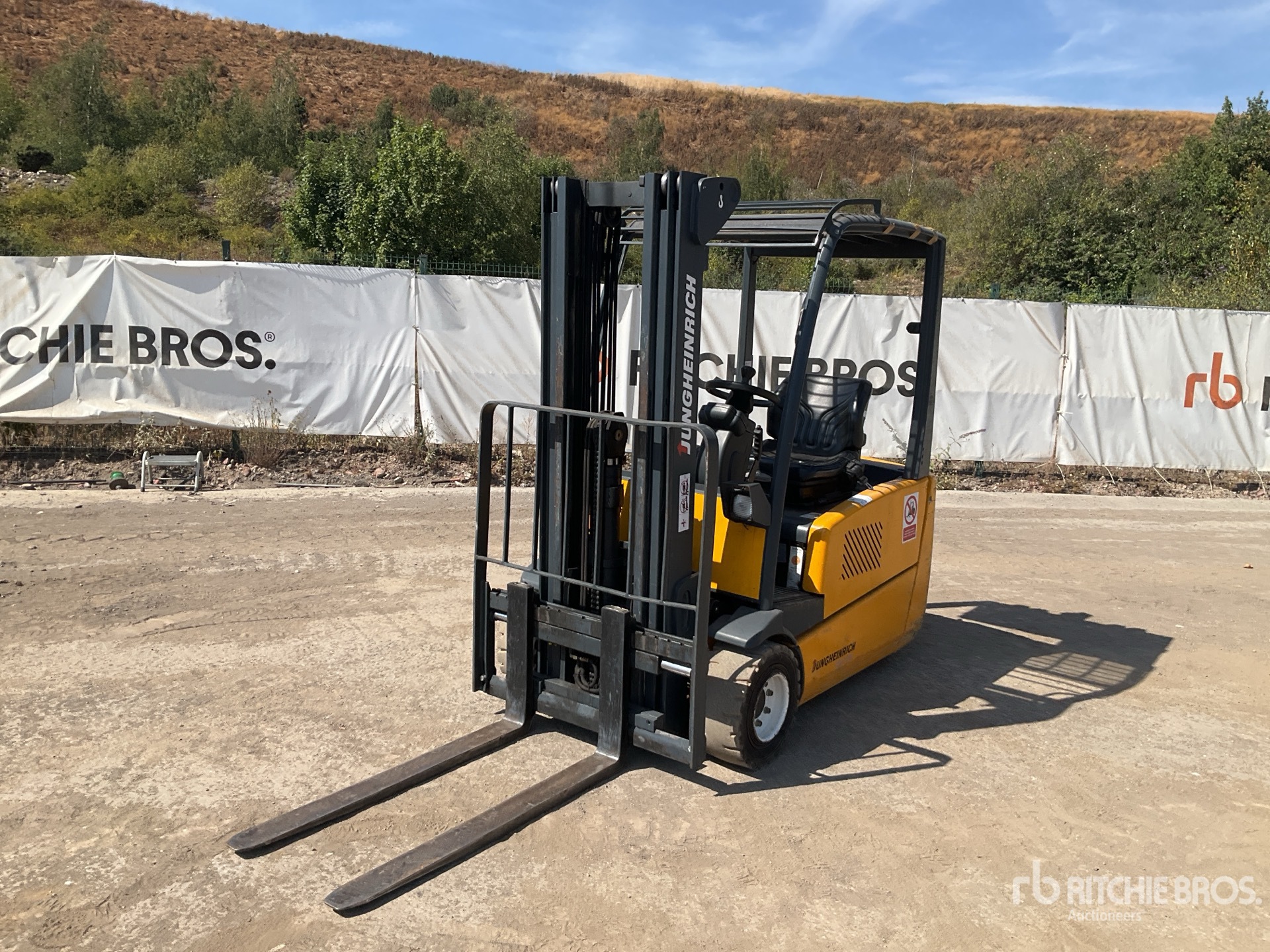 2005 Jungheinrich EFG320 2000 kg 3 Wheel Electric Forklift