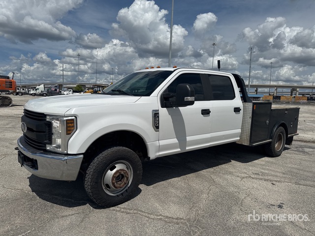 2019 Ford F-350 XL 4x4 Crew Cab Flatbed Truck