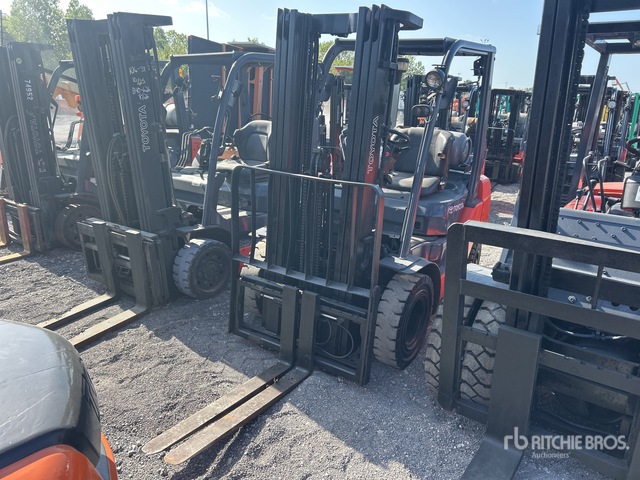 2011 Toyota 8FGU25 4500 lb Pneumatic Tire Forklift