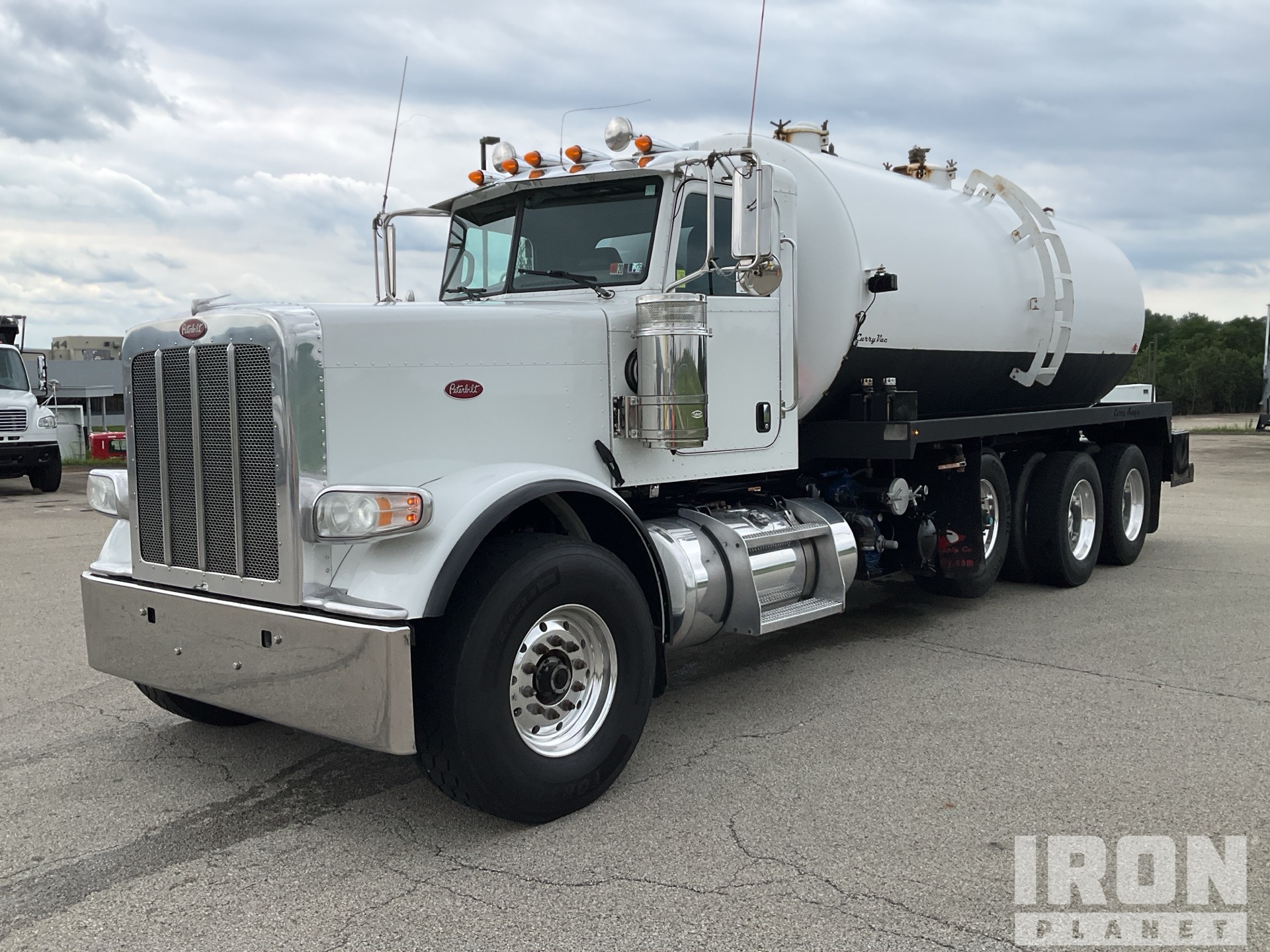 2019 Massport on 2020 Peterbilt 389 8x4 Tri/A صهريج شفاط