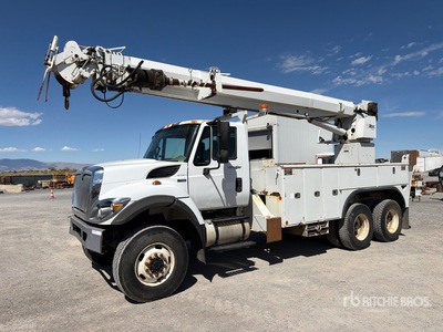 Altec D3060B-TR on 2013 International 7400 6x6 Camion pelle