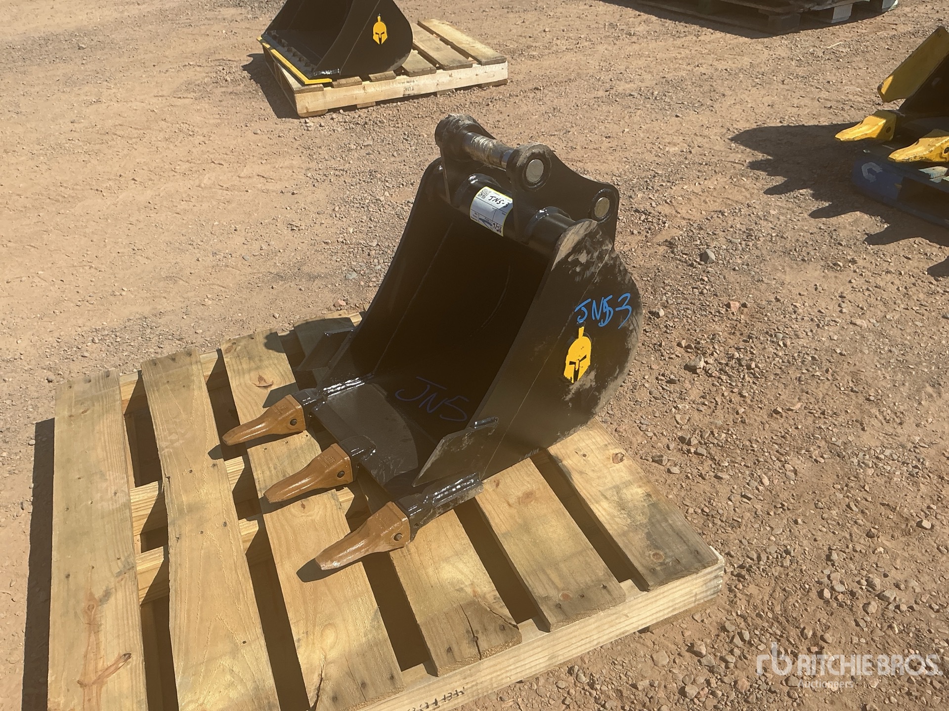 Dynamic Entities 18 in Digging Excavator Bucket - Fits Cat 303/303.5/304, Case, New Holland, Kobelco SK35, Deere/Hitachi 35D/G