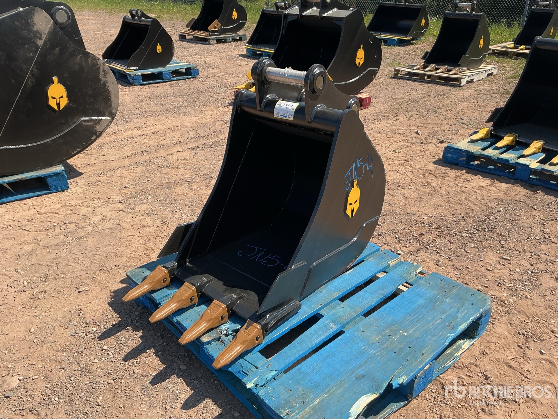 Dynamic Entities 24 in Digging Excavator Bucket - Fits Cat 303/303.5/304, Case, New Holland, Kobelco SK35, Deere/Hitachi 35D/G