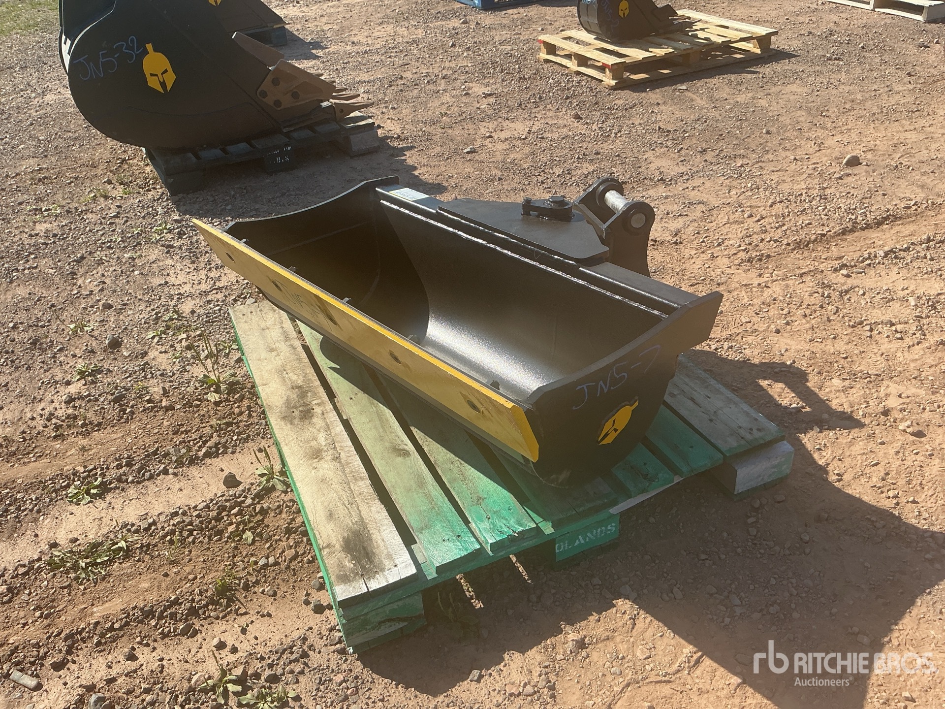 Dynamic Entities 42 in Tilting Excavator Bucket - Fits Cat 303/303.5/304, Case, New Holland, Kobelco SK35, Deere/Hitachi 35D/G