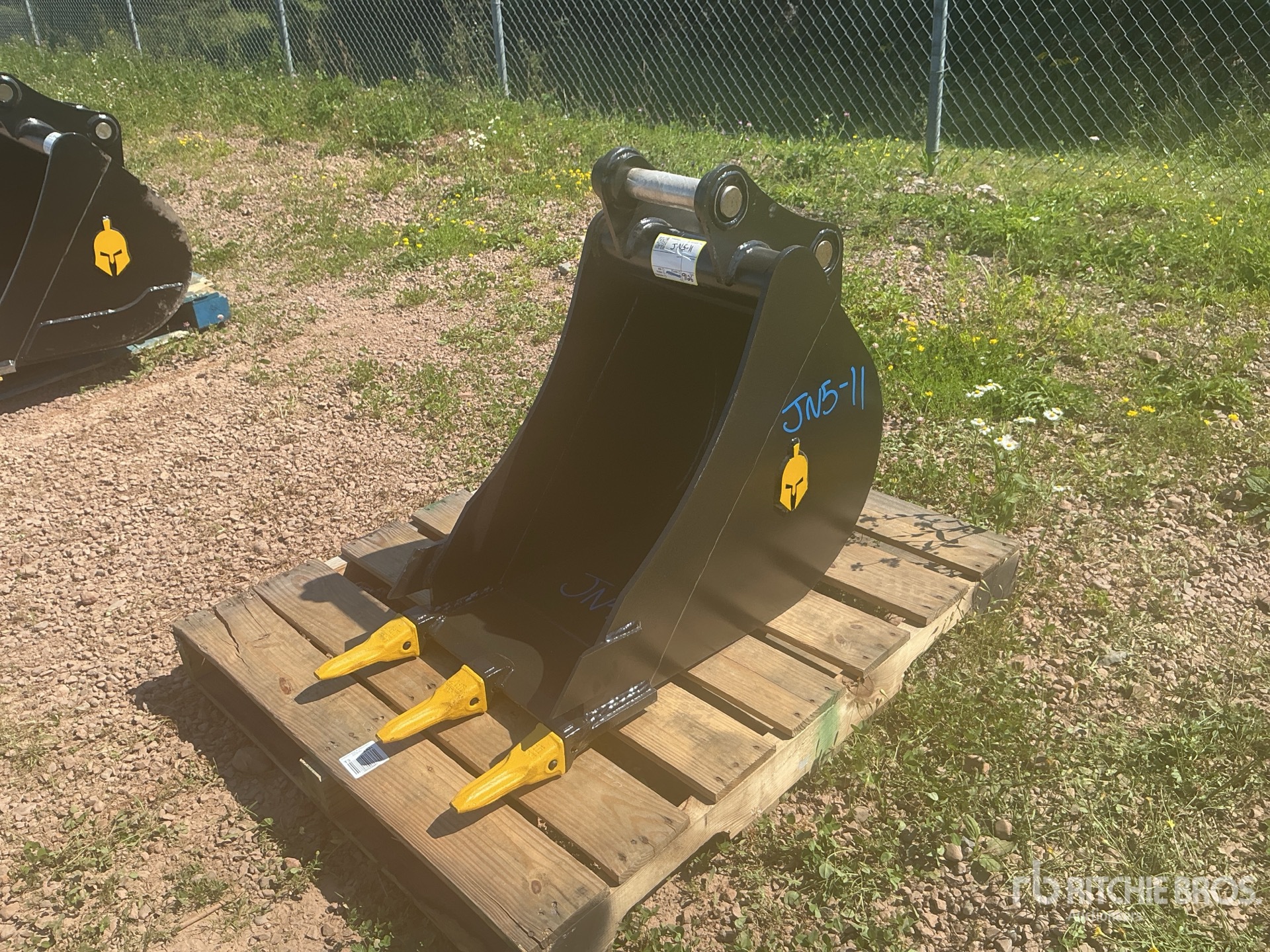 Dynamic Entities 18 in Digging Excavator Bucket - Fits Cat 305/305.5, Komatsu PC45/50/55, Hyundai R55, Hitachi/Deere 50DG, Case, New Holland, Kobelco SK50, Bobcat E50/341/337
