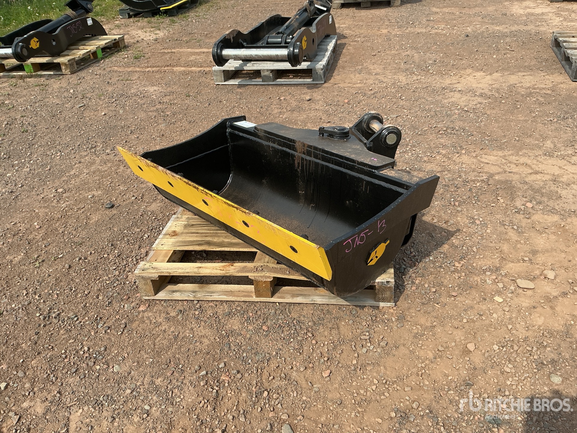 Dynamic Entities 42 in Tilting Excavator Bucket - Fits Cat 305/305.5, Komatsu PC45/50/55, Hyundai R55, Hitachi/Deere 50DG, Case, New Holland, Kobelco SK50, Bobcat E50/341/337