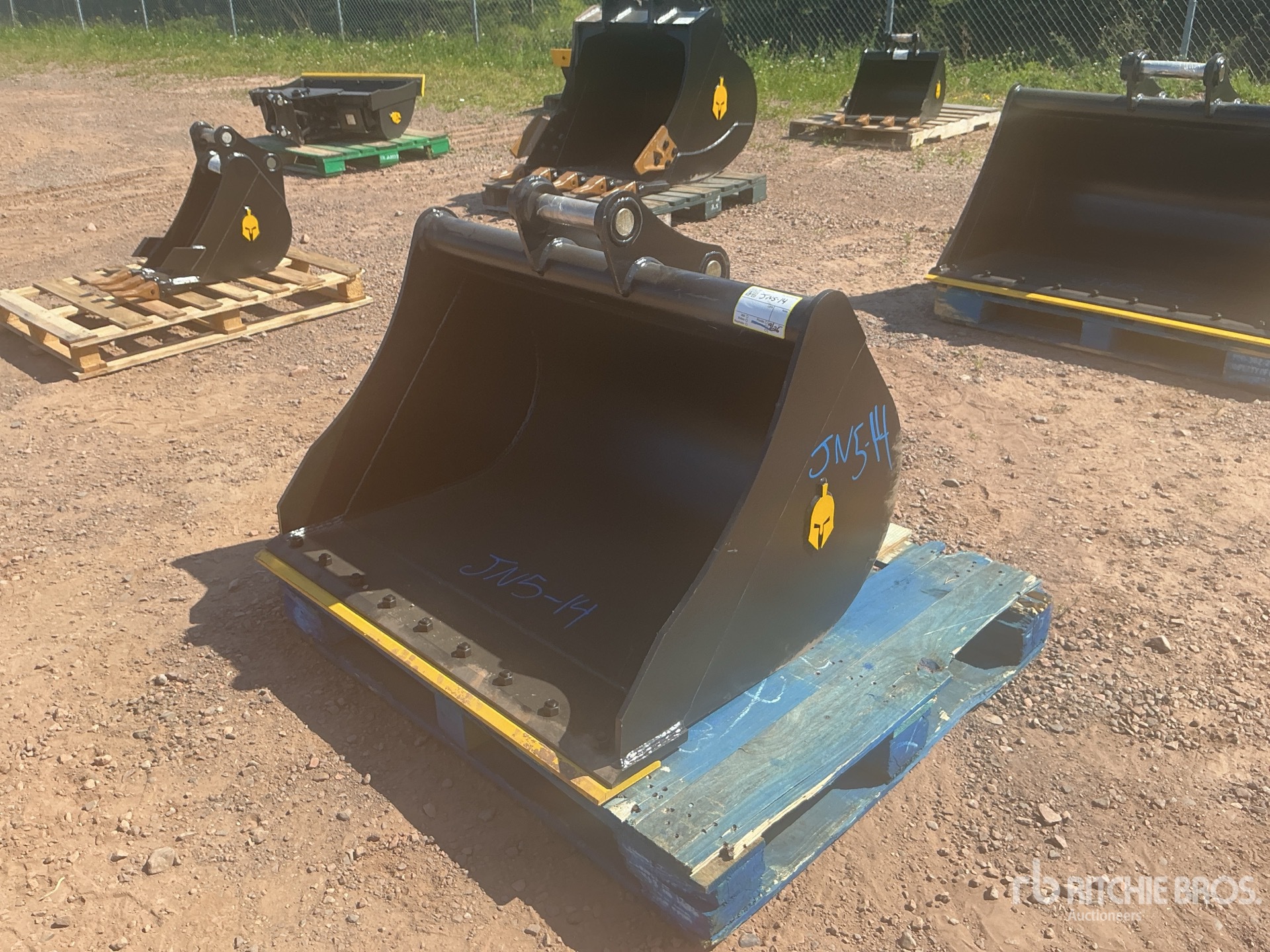 Dynamic Entities 42 in Cleanup Excavator Bucket - Fits Cat 305/305.5, Komatsu PC45/50/55, Hyundai R55, Hitachi/Deere 50DG, Case, New Holland, Kobelco SK50, Bobcat E50/341/337